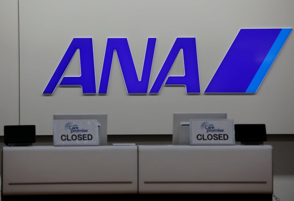 Le logo de all nippon airways (ana) visible a l'aeroport haneda, a tokyo