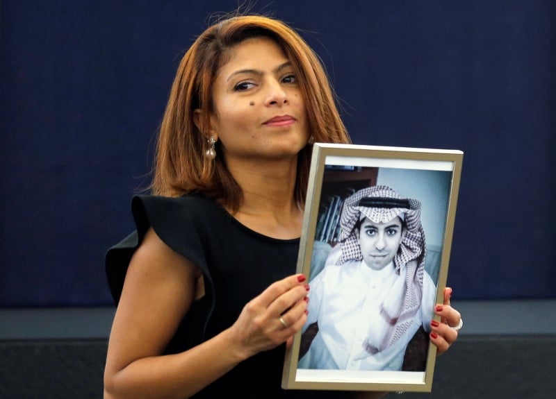 La femme du blogueur saoudien raif badaoui dit que la sante de son mari se degrade