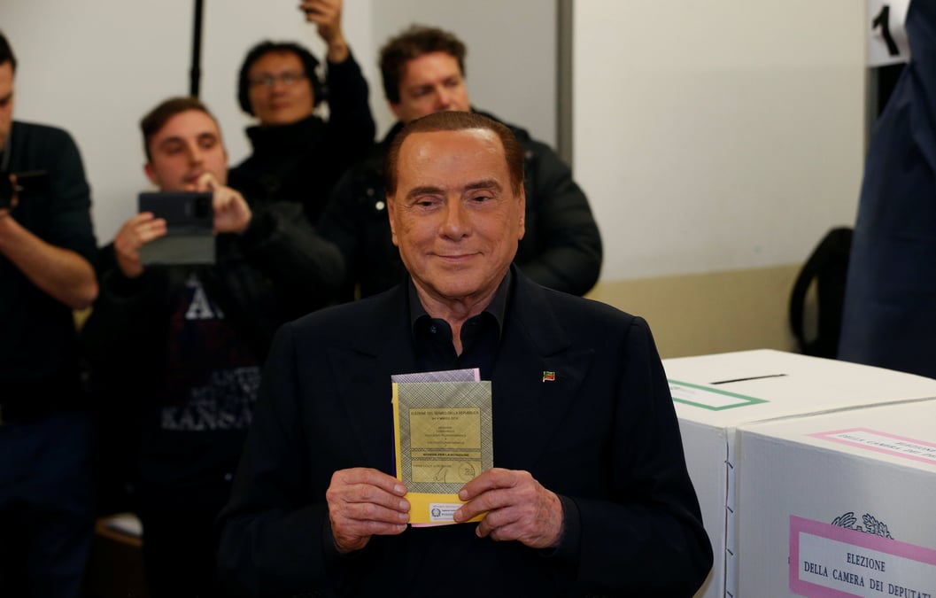 Berlusconi veut convaincre ses allies de former un gouvernement appuye par le pd