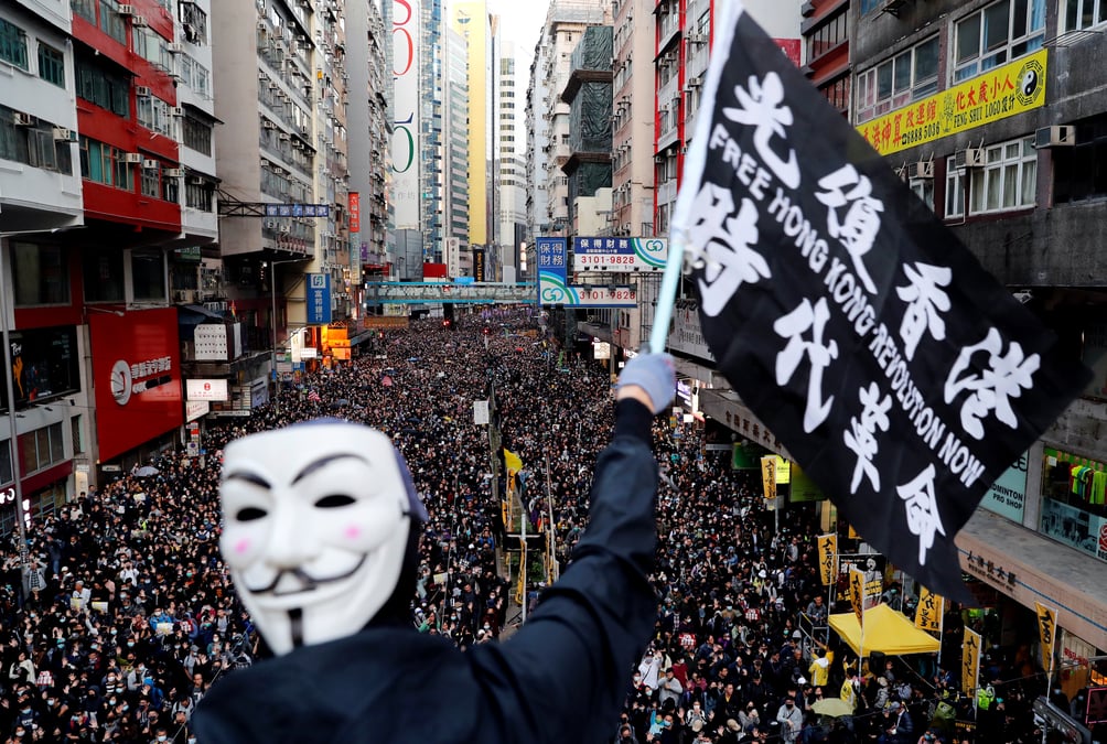 Des milliers de manifestants defilent a nouveau a hong kong