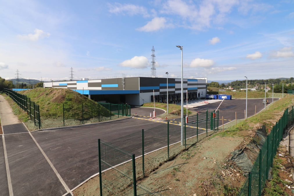 Alors que la Gafa Amazon dispose déjà une plateforme qui fait débat à Annecy, en Haute-Savoie (ci-contre), l'arrivée d'un entrepôt de stockage de 160.000 m2 près de Lyon, et du trafic routier associé, ne fait pas l'unanimité dans la région.