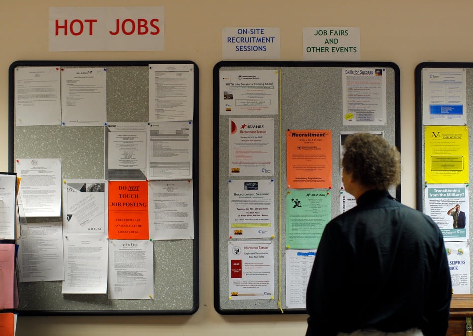 Le bibliothecaire gary klein examine les offres d'emploi et autres annonces publiees sur le site the work place, qui propose des services complets en matiere d'emploi et de carriere, a boston