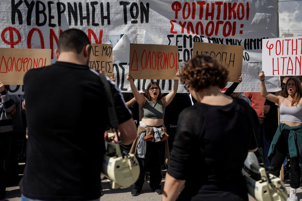 Des manifestants participent a une manifestation apres un accident de train pres de la ville de larissa, a athenes.
