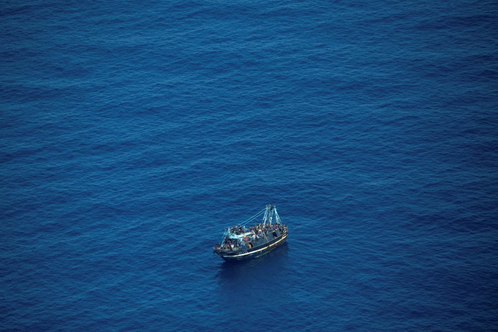 Photo d'un bateau avec 400 migrants a la derive entre la grece et malte