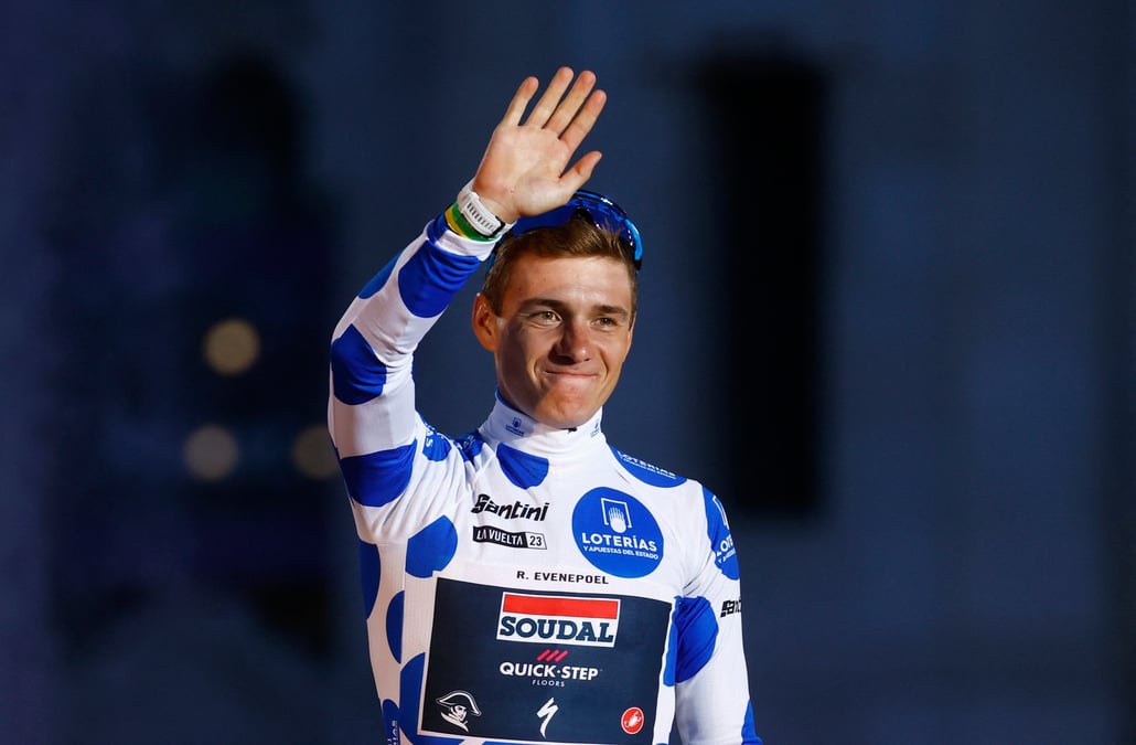 Remco evenepoel, cycliste de soudal-quick step, sur le podium a madrid