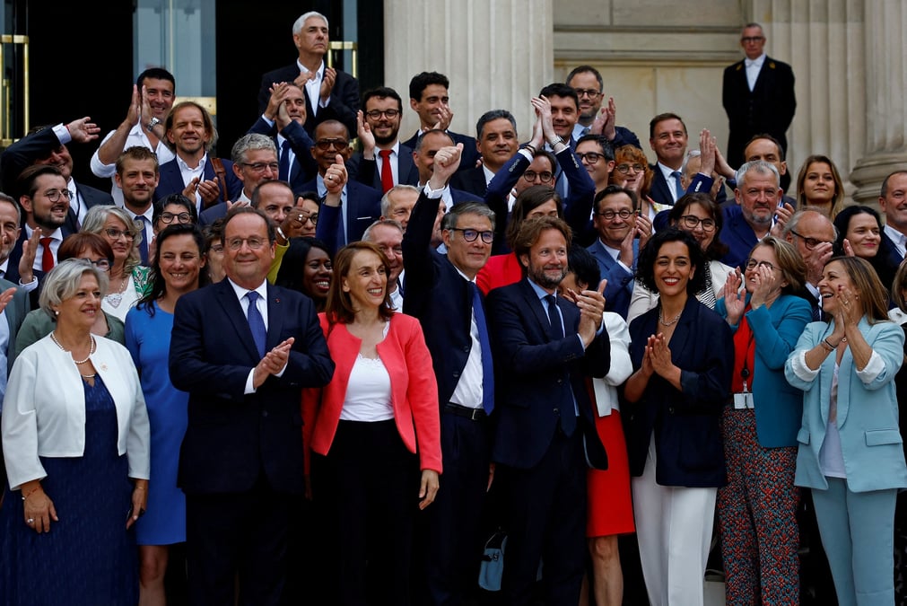 Les deputes du nfp devant l'assemblee nationale