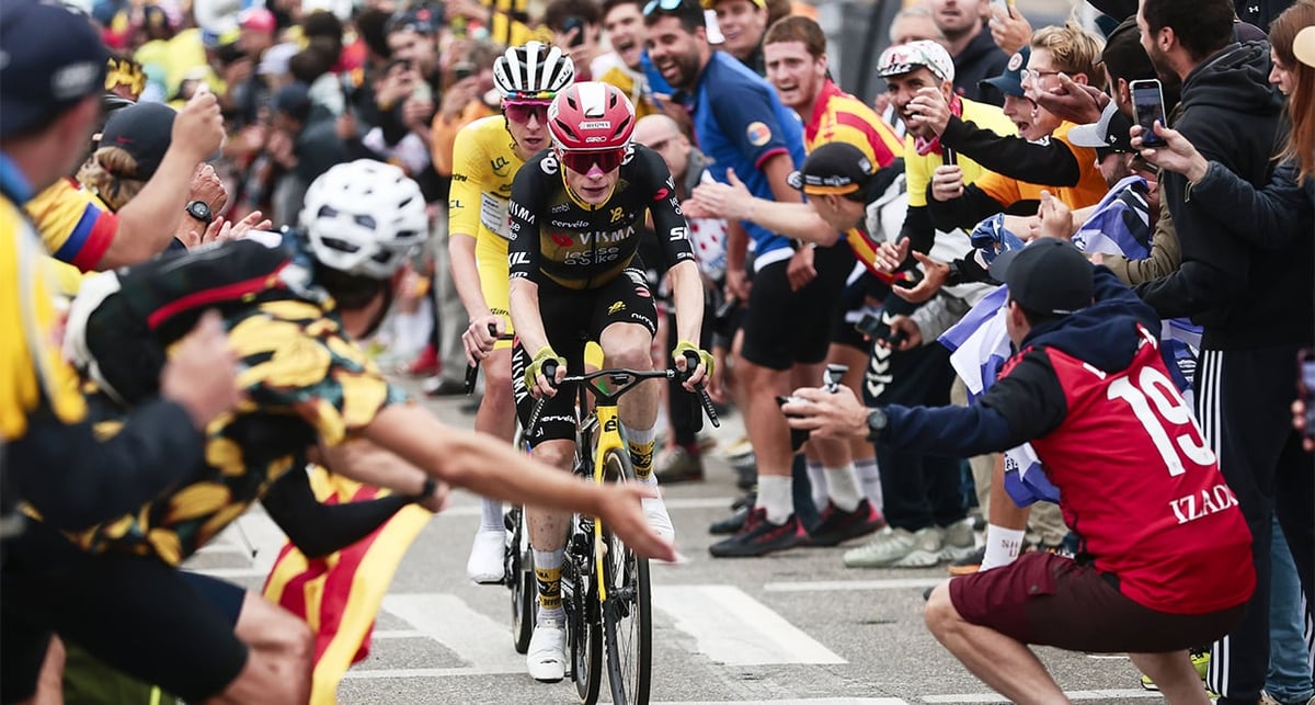 Jonas Vingegaard et Tadej Pogacar, lors de l’étape reliant Pau à Luchon-Superbagnères, samedi 19 juillet.