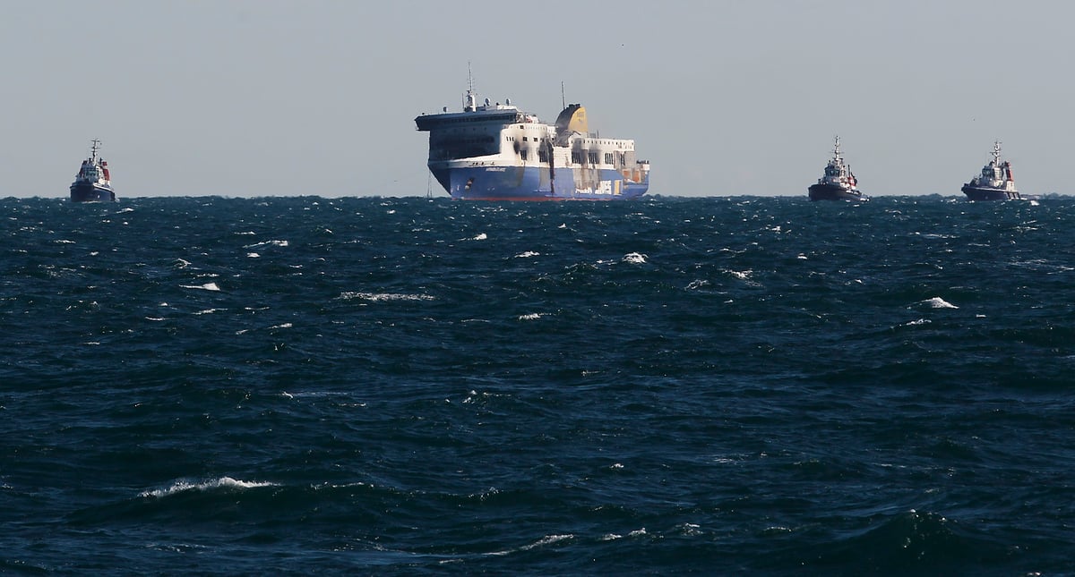 Le ferry "norman atlantic" remorque vers brindisi