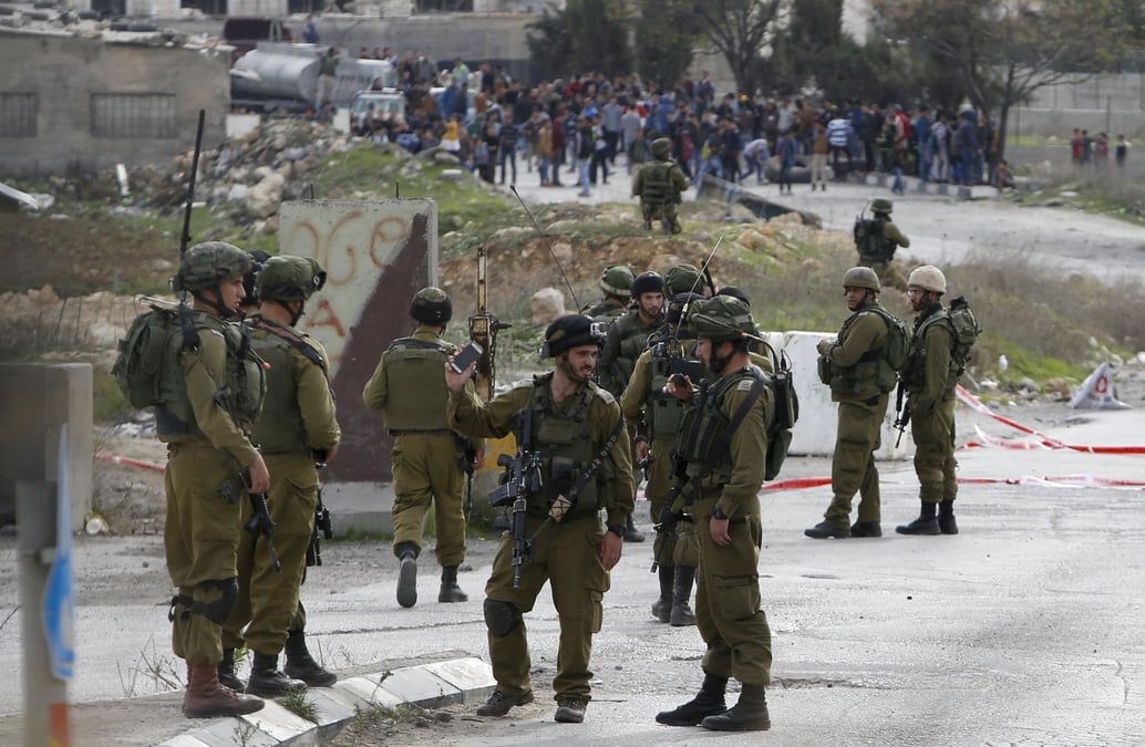 Un palestinien blesse un soldat israelien avant d'etre abattu
