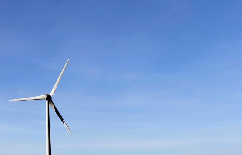 Les eoliennes au large de courseulles-sur-mer contestees