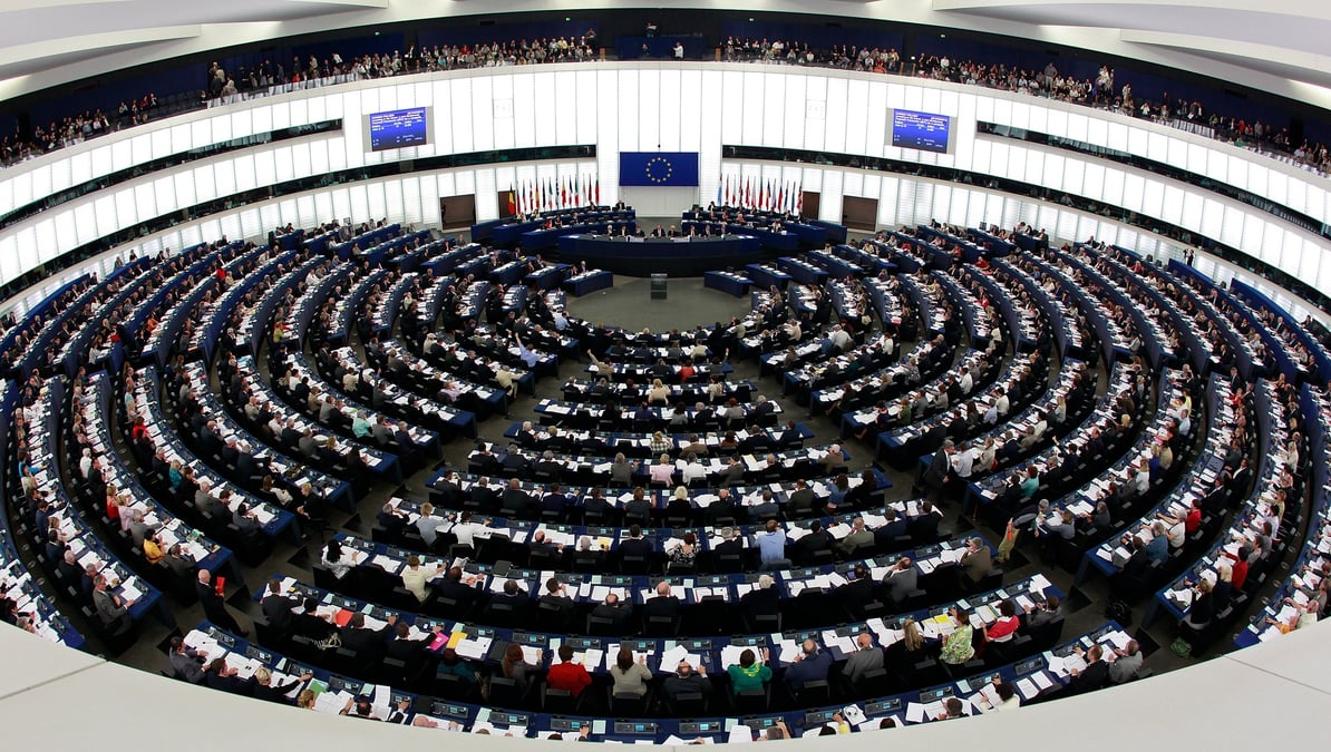 Des membres du parlement europeen participant a une session de vote au parlement europeen a strasbourg