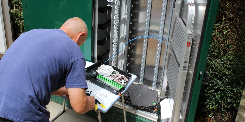 Un technicien raccorde des abonnés à la fibre.