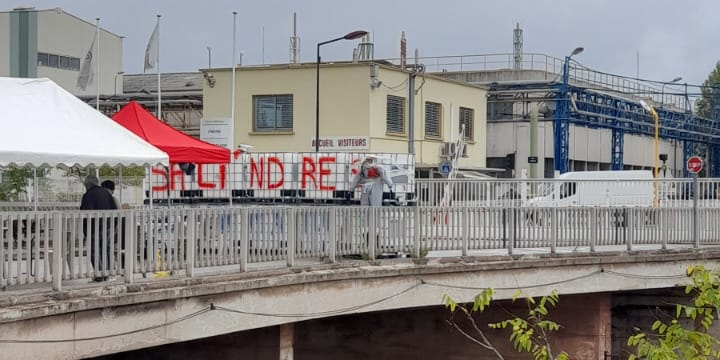 A proximité de l'usine chimique de Salindres (Gard), où les salariés se sont mis en grève en septembre 2024 lors de l'annonce de la fermeture du site.
