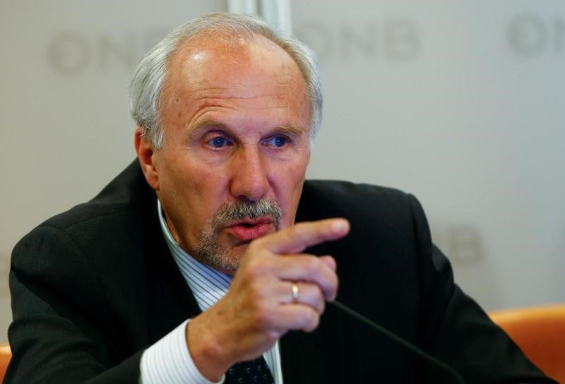 Le renforcement de l'euro "n'aide pas", dit nowotny (bce)