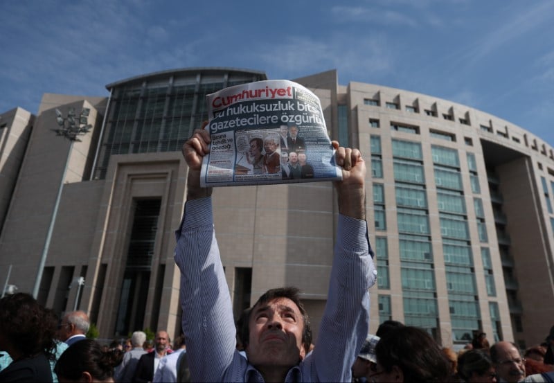Turquie: 14 employes de cumhuriyet condamnees pour terrorisme