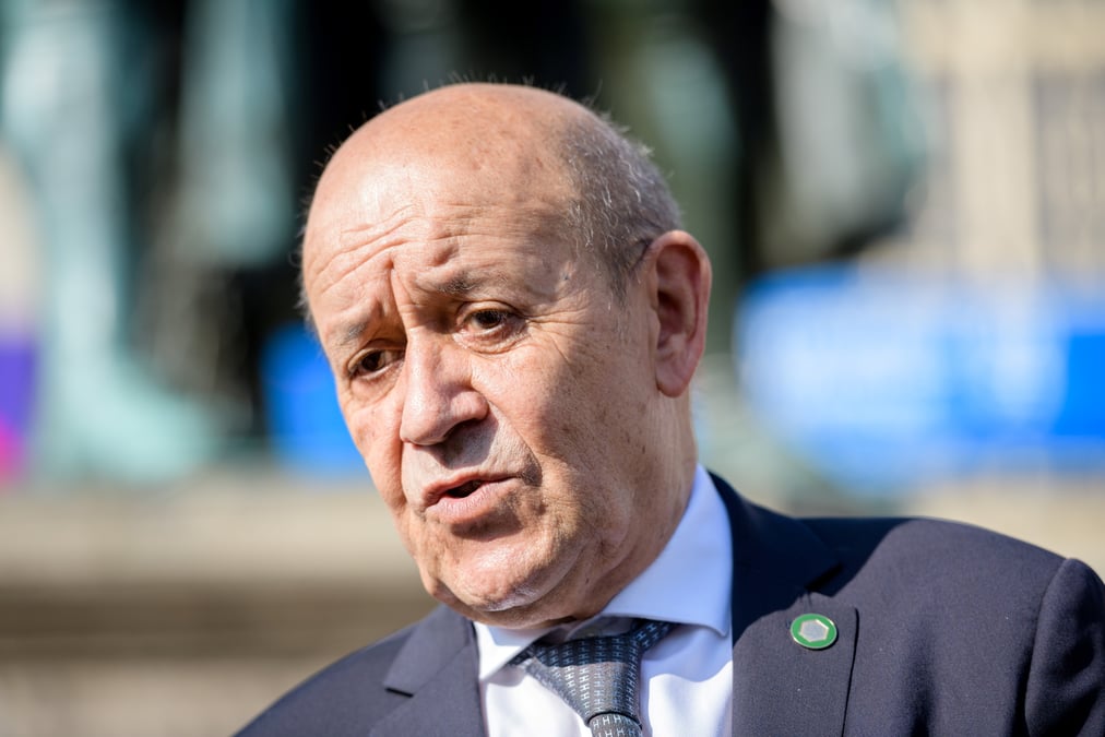 L'arrivee de mercenaires russes au mali serait incompatible avec la presence francaise , dit le drian