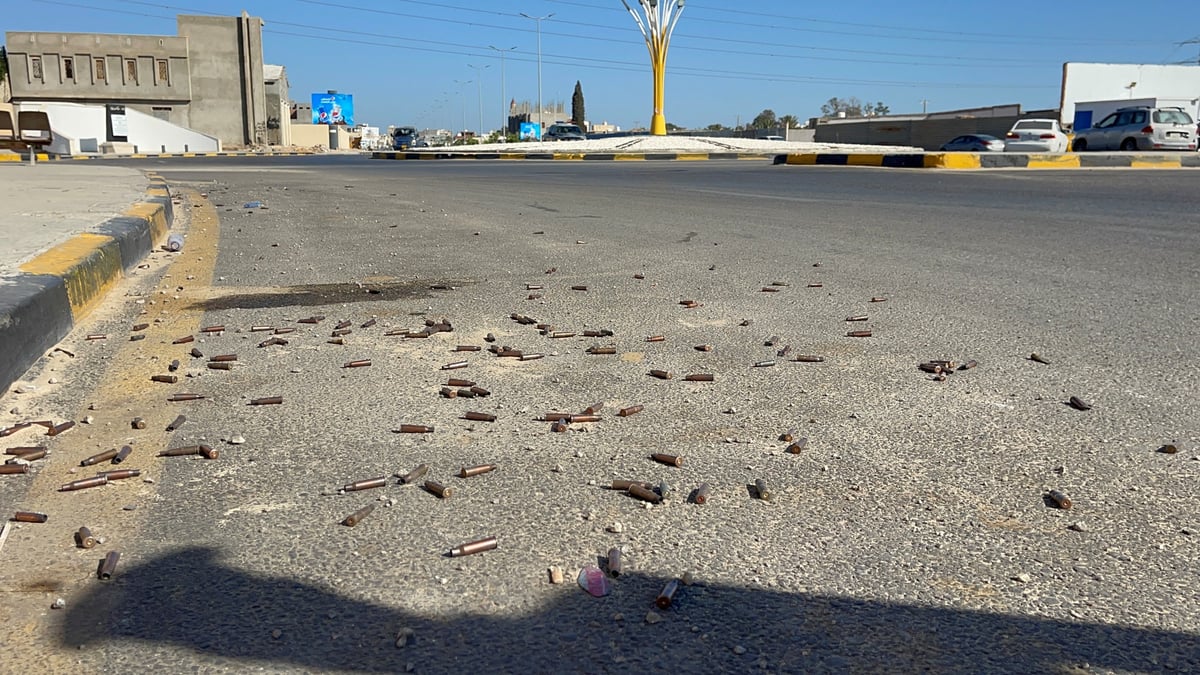 Des balles sont visibles sur le sol apres des affrontements entre factions armees a tripoli