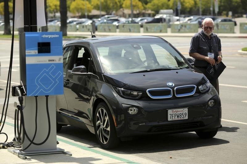 Tesla dit être en discussions avec BMW sur les batteries