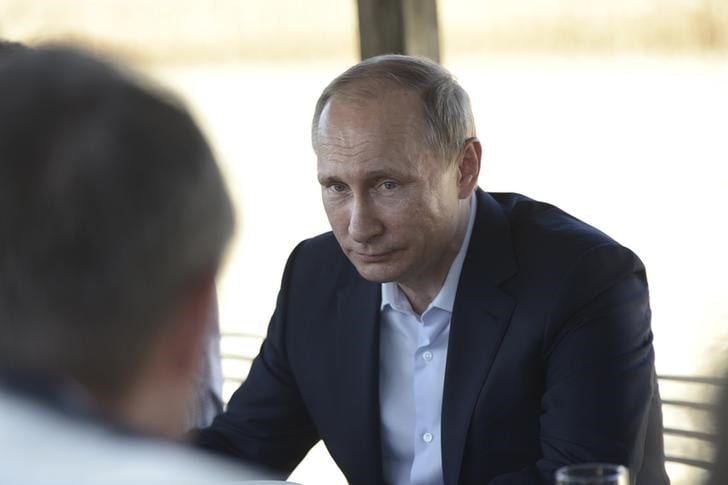 Vladimir poutine critique le soutien apporte par les etats-unis a des rebelles syriens