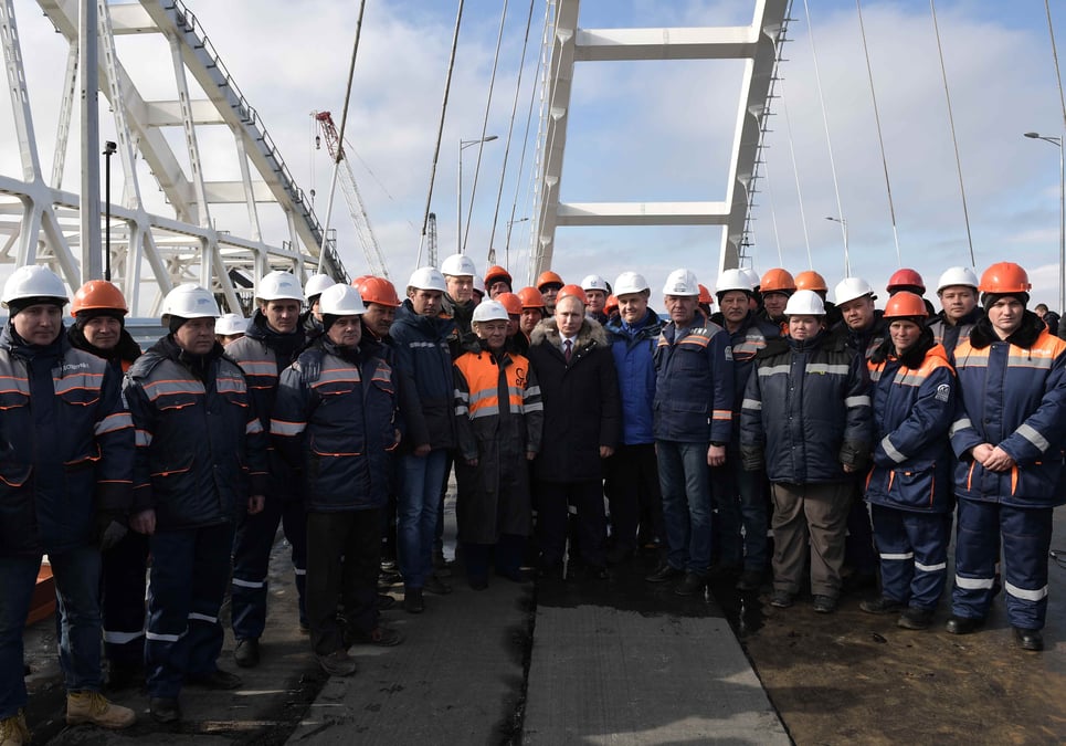 Poutine en campagne inspecte le pont entre la russie et la crimee