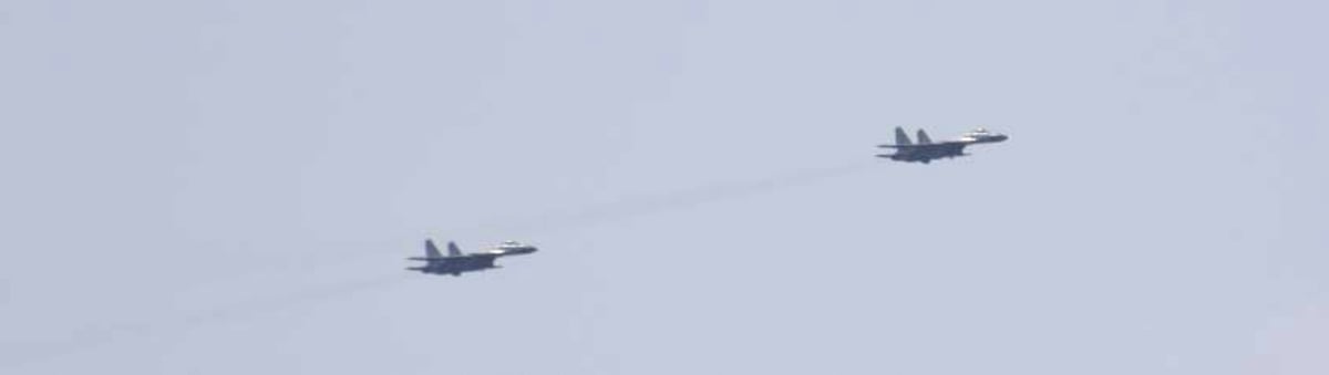 Photo des avions de chasse qui ont decolle du porte-avions chinois shandong et volent au-dessus des eaux de l'ocean pacifique