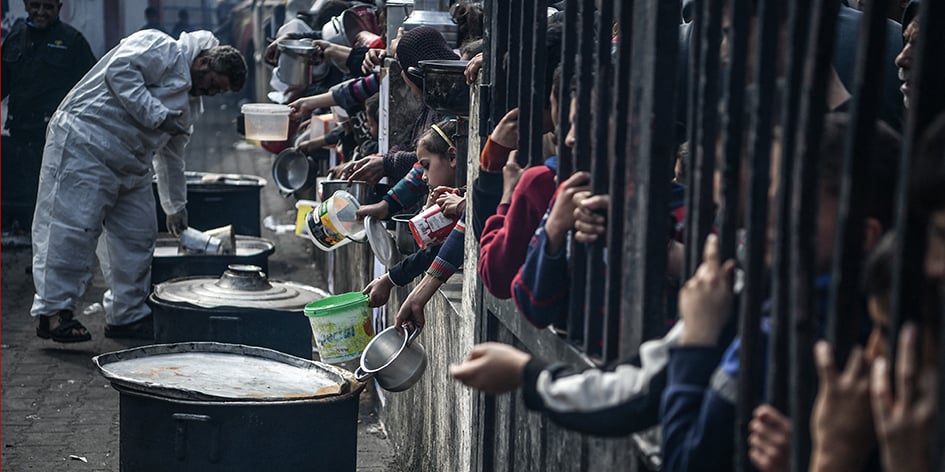Des Palestiniens attendent une distribution de nourriture, le 25 février à Rafah.