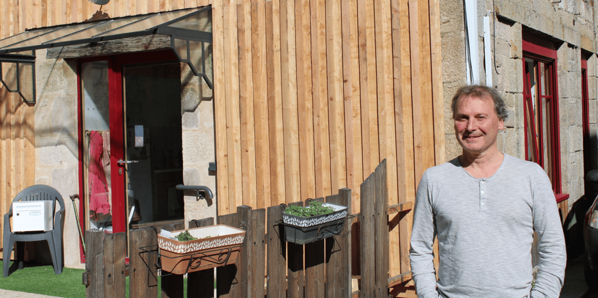 Stéphane Grasser, directeur de l'Arban, devant une maison réhabilité par la coopérative à Faux-la-Montagne.