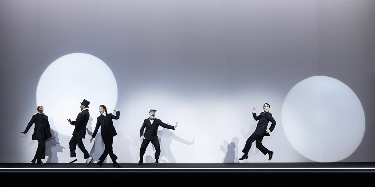 « Pessoa - Since I’ve Been Me » de Fernando Pessoa, et mis en scène par Robert Wilson, est à retrouver au Théâtre de la Ville jusqu'au 16 novembre.