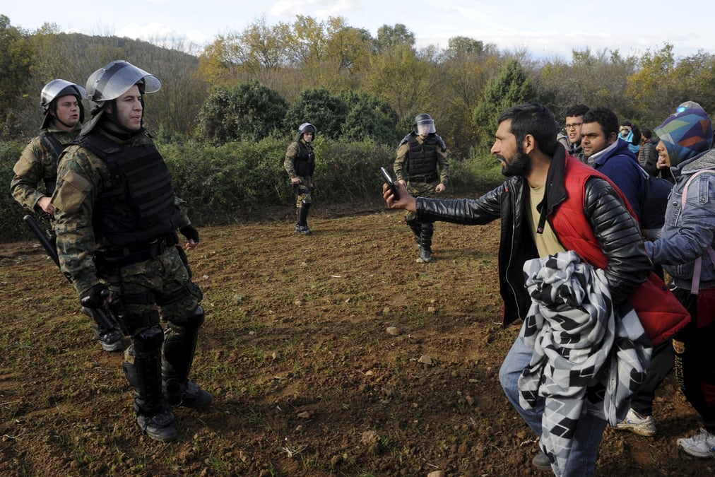 Heurts entre migrants et police a la frontiere macedonienne