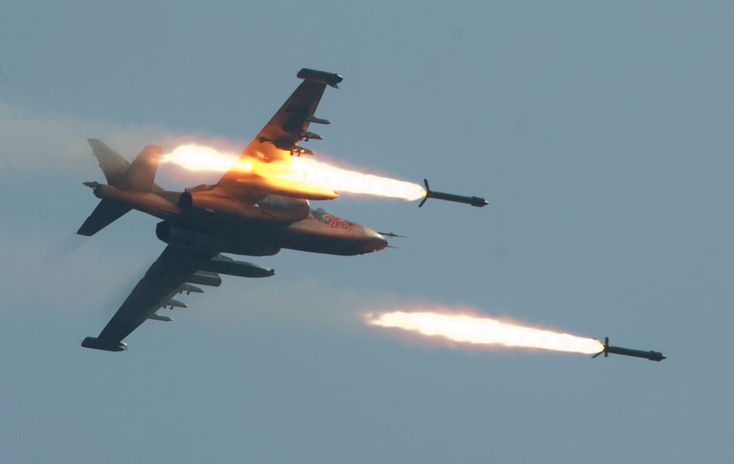 Un avion sukhoi su-25 de l'armee russe lors d'un exercice militaire