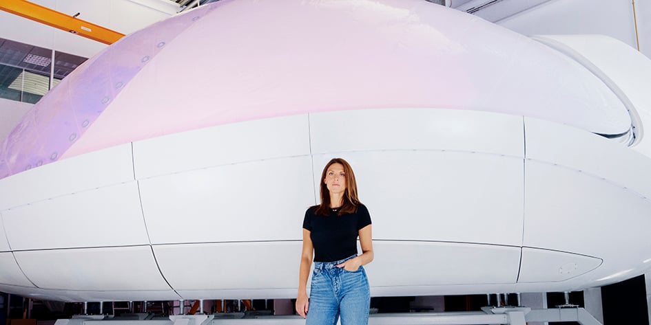Barbara Belvisi devant le « BioPod »