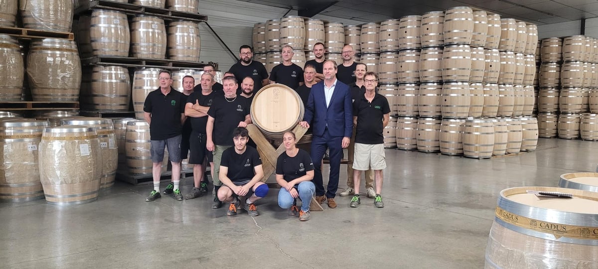 Les tonneliers de Cadus et leur directeur, Benjamin Le Berre, entourent le premier fut entièrement fabriqué à partir de matières premières issues de la Bourgogne.
