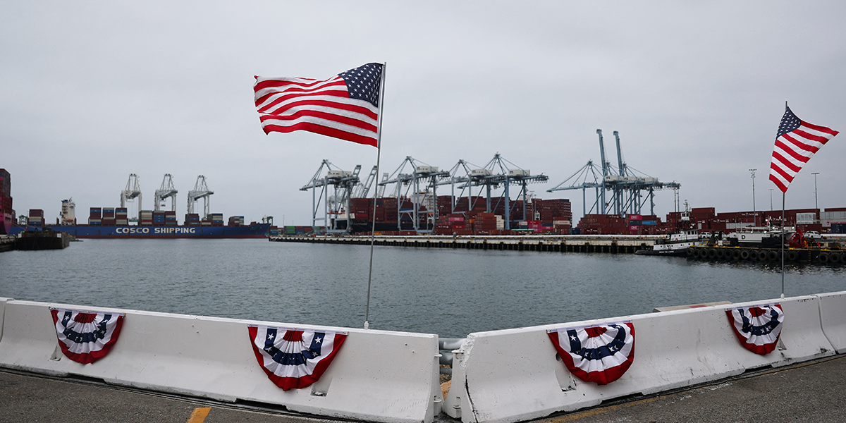 Des drapeaux flottent sur le port de Long Beach (Californie).