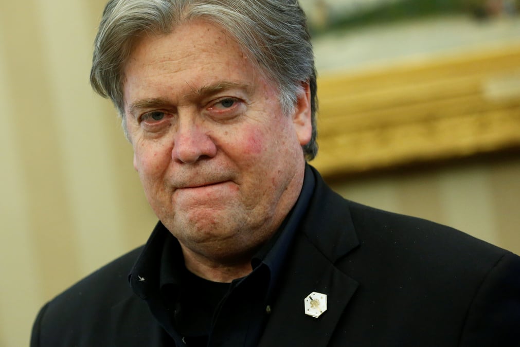 La ligne dure de bannon s'impose au sein de la maison blanche