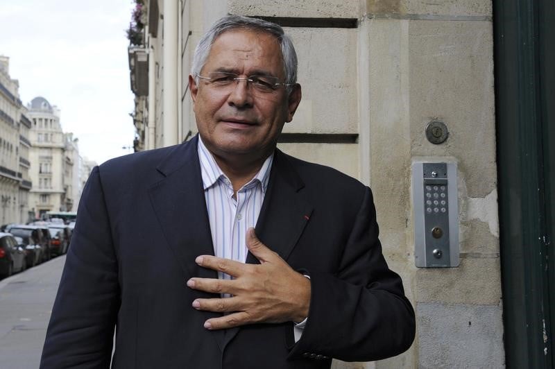 Bourgi accuse fillon de lui avoir intime le silence sur les costumes