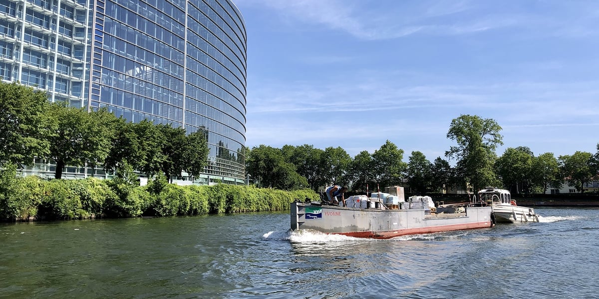 ULS transporte ses marchandises par barge entre un entrepôt principal en périphérie et un quai situé en centre-ville. Ici, devant l'immeuble du Parlement européen à Strasbourg.