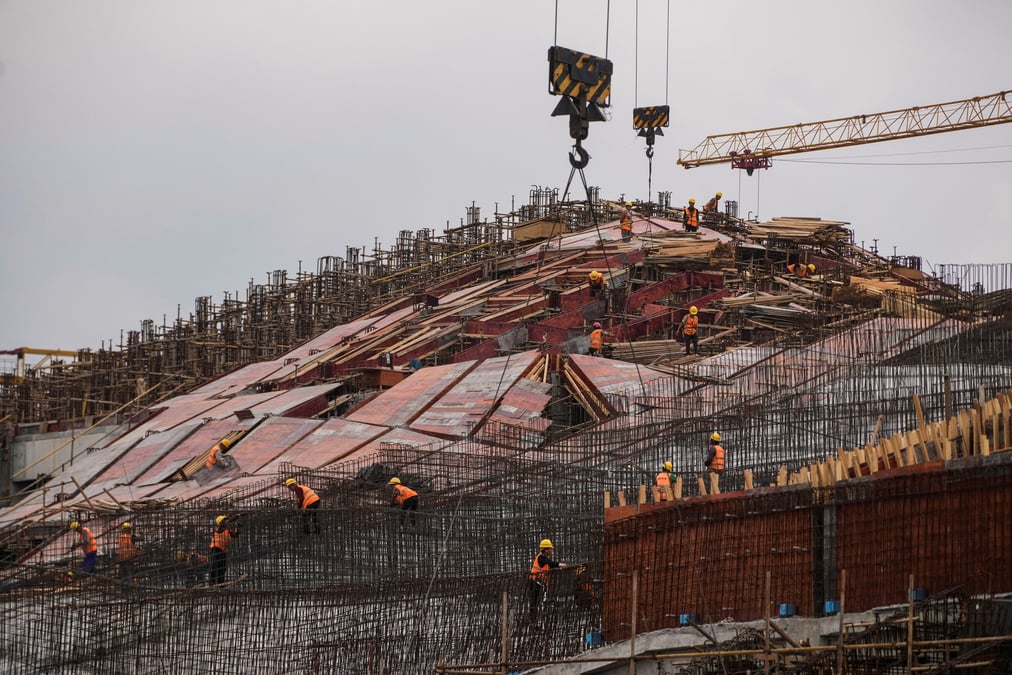 Des ouvriers travaillent sur un chantier de construction a shanghai