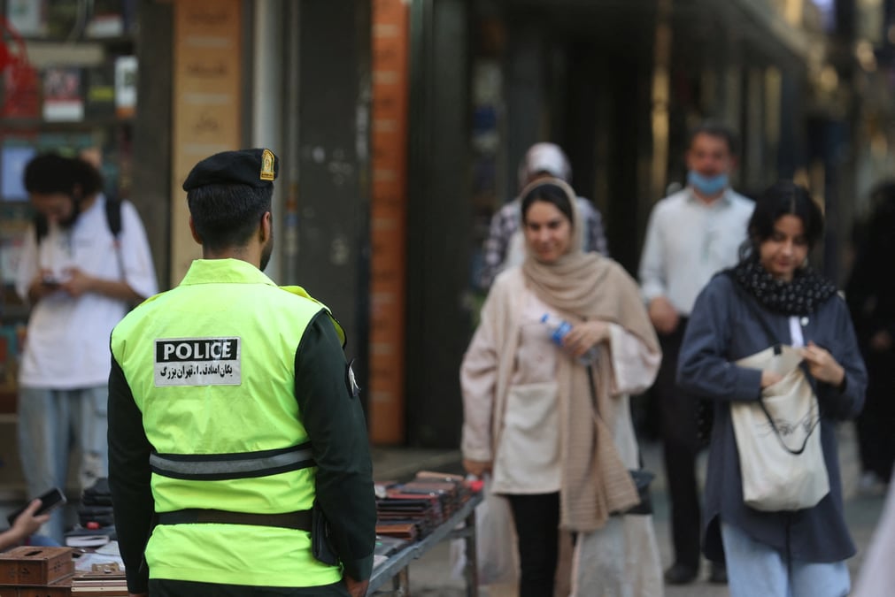 Un agent de police iranien