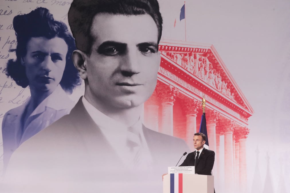 Photo d'emmanuel macron qui rend hommage a manouchian, resistant communiste armenien de la seconde guerre mondiale