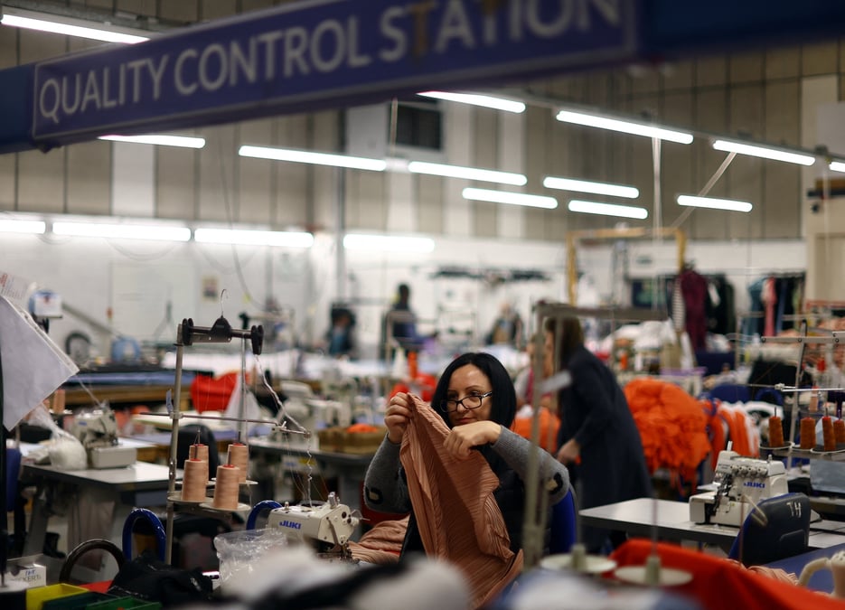 Des gens travaillent dans une usine a londres