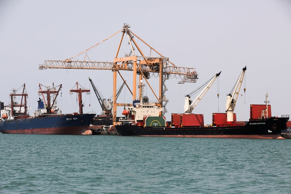 Des navires commerciaux accostent dans le port de hodeidah, sur la mer rouge