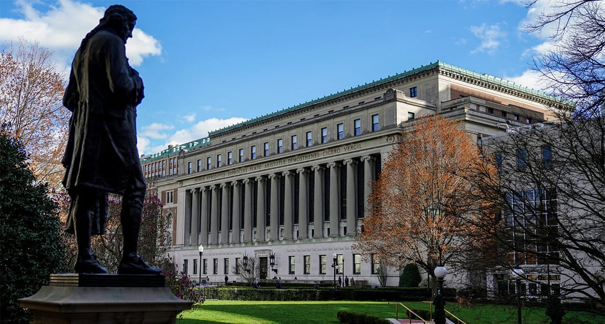 Des étudiants se tiennent sur le campus de l'Université Columbia à New York, aux États-Unis, le 8 avril 2025.