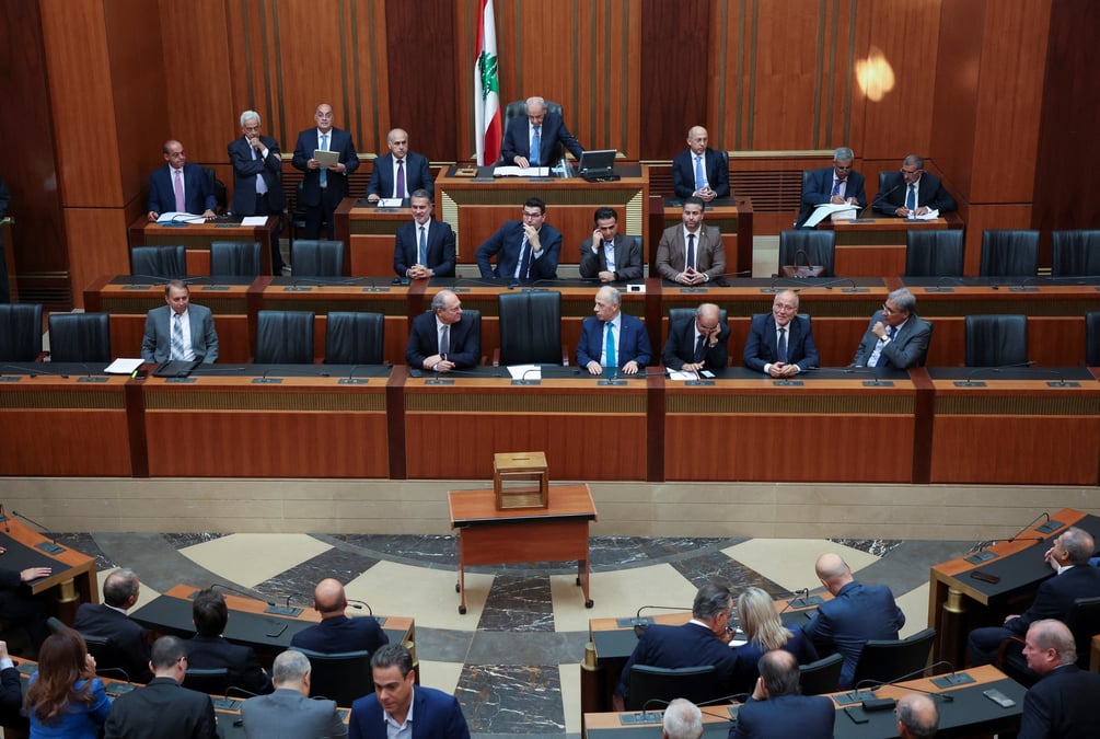 Le president du parlement libanais, nabih berri, dirige la premiere session d'election d'un nouveau president de la republique