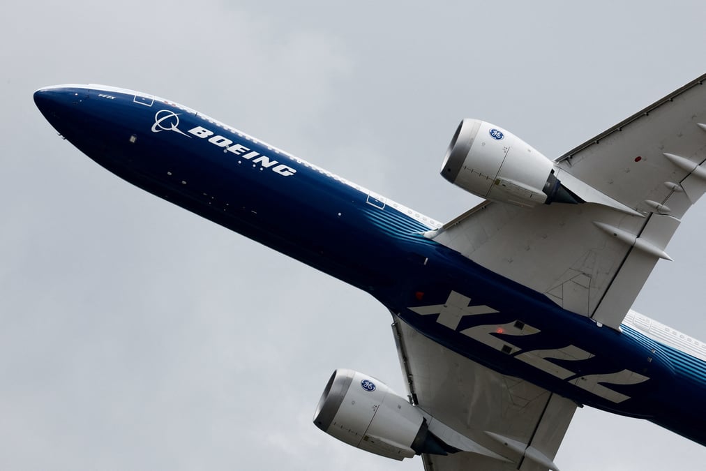 Un boeing 777-9 au 54e salon international de l'aeronautique et de l'espace de paris a l'aeroport du bourget pres de paris
