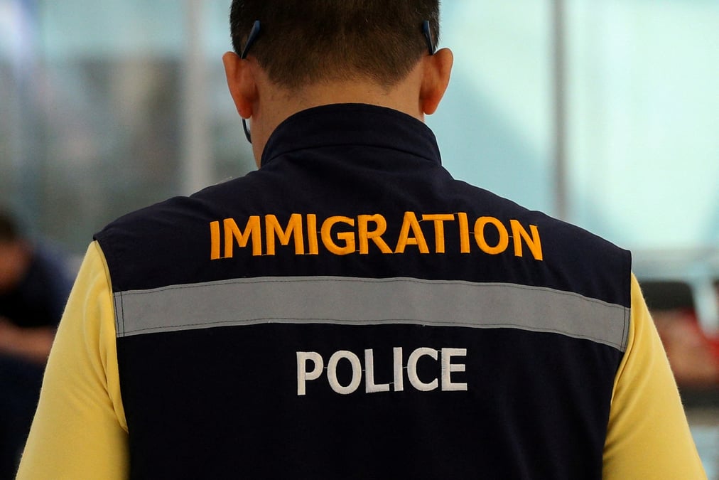 Photo d'archives: un agent de la police de l'immigration thailandaise