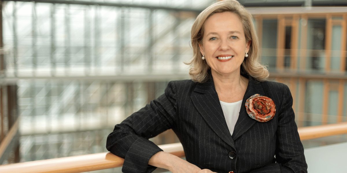 Nadia Calvino, présidente de la BEI, annonce 2 milliards d'euros de financements en faveur de la défense européenne.