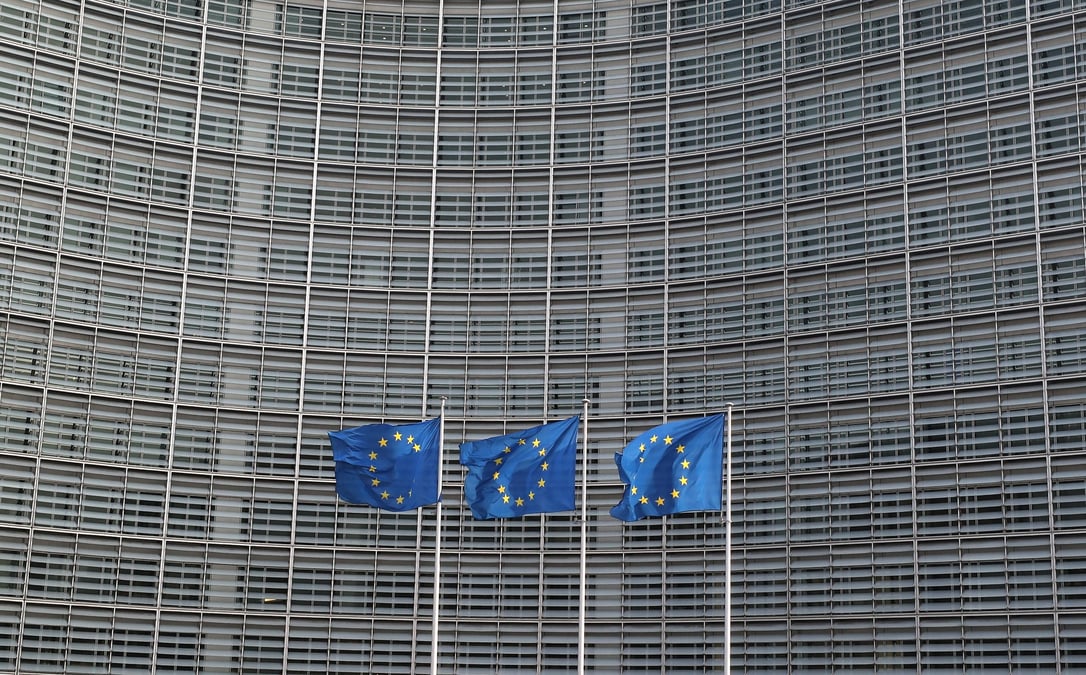 Les drapeaux de l'union europeenne devant la commission europeenne a bruxelles