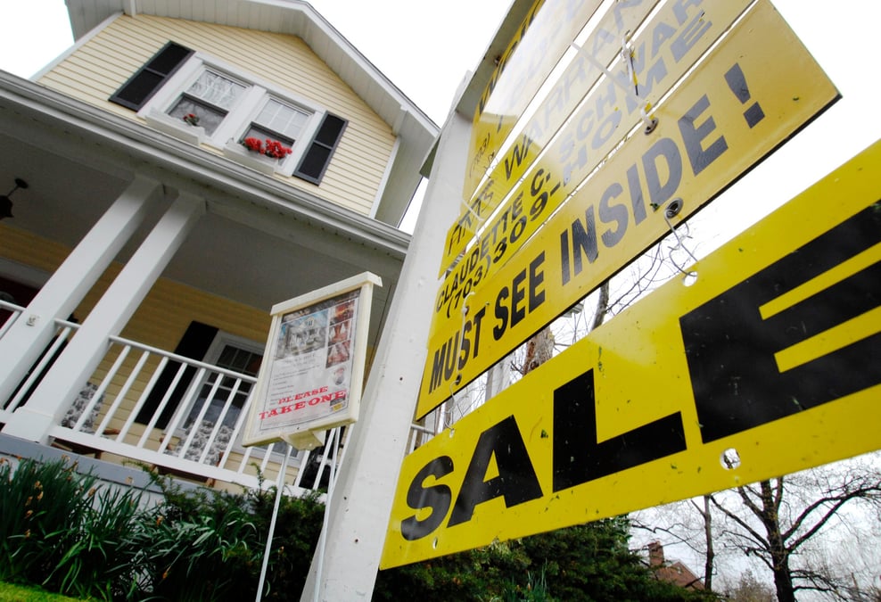 Un panneau annonce une maison ouverte a la vente a alexandria, en virginie