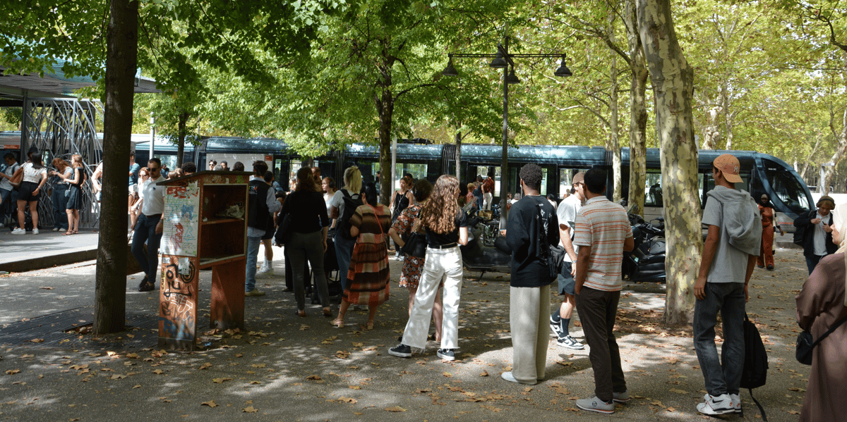 La file d'attente s'est allongée ce lundi 4 septembre à l'agence TBM des Quinconces à Bordeaux pour la mise en route du nouveau réseau de transports.