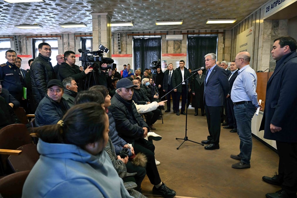 Le president kazakh avec les familles des personnes decedees